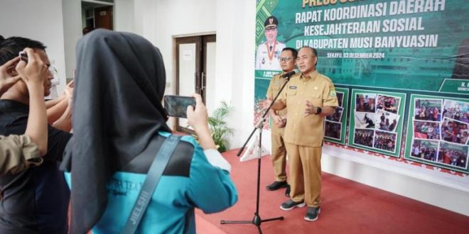Sekretaris Daerah Kabupaten Musi Banyuasin, H. Apriyadi Mahmud, memberikan keterangan kepada wartawan, setelah menghadiri Rapat Kerja Koordinasi Daerah Kesejahteraan Sosial di Opproom Pemerintah Kabupaten Musi Banyuasin, pada hari Selasa, tanggal 3 Desember 2024. (BekisarMedia.id/Eka Sahputra)
