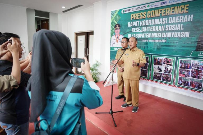 Sekretaris Daerah Kabupaten Musi Banyuasin, H. Apriyadi Mahmud, memberikan keterangan kepada wartawan, setelah menghadiri Rapat Kerja Koordinasi Daerah Kesejahteraan Sosial di Opproom Pemerintah Kabupaten Musi Banyuasin, pada hari Selasa, tanggal 3 Desember 2024. (BekisarMedia.id/Eka Sahputra)