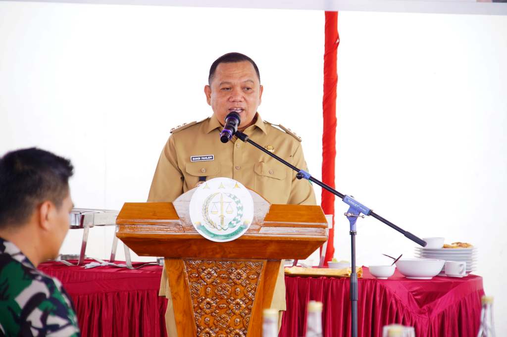 Pj. Bupati Kabupaten Musi Banyuasin, Sandi Fahlepi, menghadiri acara coffee morning yang diselenggarakan oleh Kejaksaan Negeri (Kejari) Sekayu, dalam rangka Hari Anti Korupsi Sedunia (HAKORDIA) tahun 2024 yang mengusung tema Sinergitas Bersama untuk Pencegahan Korupsi Menuju Indonesia Maju, Muba Sejahtera, di Halaman Kantor Kejari Kabupaten Muba, pada hari Senin, tanggal 9 Desember 2024. (BekisarMedia.id/Eka)