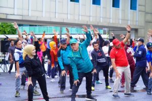 Pj. Bupati Kabupaten Musi Banyuasin, Sandi Fahlepi, mengikuti kegiatan Senam Bersama di Halaman Kantor Bupati, dalam rangka peringatan ualng tahun KORPRI, PGRI, dan Hari Guru Nasional pada tanggal 28 November 2024. (BekisarMedia.id/Eka Sahputra)
