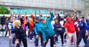 Pj. Bupati Kabupaten Musi Banyuasin, Sandi Fahlepi, mengikuti kegiatan Senam Bersama di Halaman Kantor Bupati, dalam rangka peringatan ualng tahun KORPRI, PGRI, dan Hari Guru Nasional pada tanggal 28 November 2024. (BekisarMedia.id/Eka Sahputra)