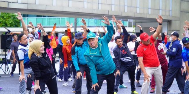 Pj. Bupati Kabupaten Musi Banyuasin, Sandi Fahlepi, mengikuti kegiatan Senam Bersama di Halaman Kantor Bupati, dalam rangka peringatan ualng tahun KORPRI, PGRI, dan Hari Guru Nasional pada tanggal 28 November 2024. (BekisarMedia.id/Eka Sahputra)