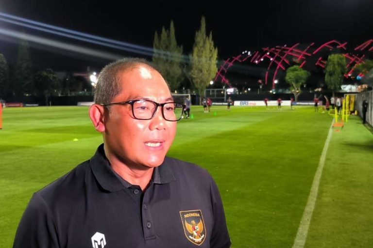 Manajer Tim Nasional Sepak Bola Indonesia, Kombes Pol. Sumardji, saat Latihan Timnas Indonesia di Lapangan A, Senayan, Jakarta, pada hari Sabtu, tanggal 17 Juni 2023. (BEKISARMEDIA/DIVHUMAS POLRI)