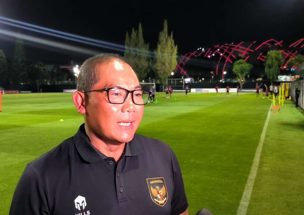 Manajer Tim Nasional Sepak Bola Indonesia, Kombes Pol. Sumardji, saat Latihan Timnas Indonesia di Lapangan A, Senayan, Jakarta, pada hari Sabtu, tanggal 17 Juni 2023. (BEKISARMEDIA/DIVHUMAS POLRI)
