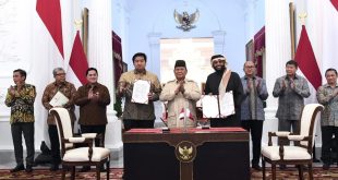 Presiden Prabowo Subianto menyaksikan penandatanganan nota kesepahaman atau memorandum of understanding (MoU) Pengembangan Proyek Hunian 1 Juta Unit antara Menteri Perumahan dan Kawasan Permukiman (PKP) Maruarar Sirait dengan Investor Perumahan (SHK) Kerajaan Qatar Yang Mulia Sheikh Abdulaziz bin Abdulrahman Al Thani di Istana Merdeka, Jakarta, pada Rabu, 8 Januari 2025. Foto: BPMI Setpres/Cahyo