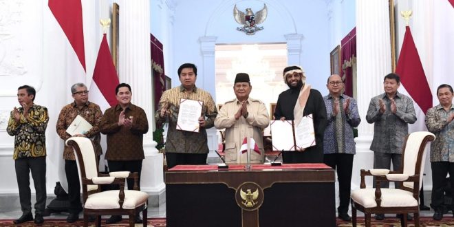 Presiden Prabowo Subianto menyaksikan penandatanganan nota kesepahaman atau memorandum of understanding (MoU) Pengembangan Proyek Hunian 1 Juta Unit antara Menteri Perumahan dan Kawasan Permukiman (PKP) Maruarar Sirait dengan Investor Perumahan (SHK) Kerajaan Qatar Yang Mulia Sheikh Abdulaziz bin Abdulrahman Al Thani di Istana Merdeka, Jakarta, pada Rabu, 8 Januari 2025. Foto: BPMI Setpres/Cahyo