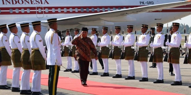 Presiden Republik Indonesia, Prabowo Subianto tiba di Bunga Raya Complex, Bandara Internasional Kuala Lumpur, Malaysia, pada Kamis, 9 Januari 2025, sekitar pukul 10.00 waktu setempat (WS). Foto: BPMI Setpres/Jessica