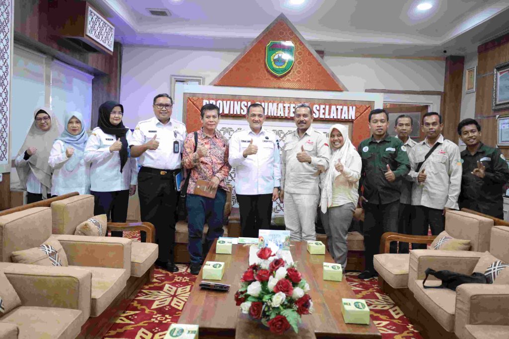 Edward Candra menerima Direktur Bank Sampah Indonesia dalam rangka Silaturahmi dan menyampaikan Proker dari Bank Sampah Induk Kota Palembang di Ruang Tamu Sekda Sumsel, Rabu, (8/1/2025).