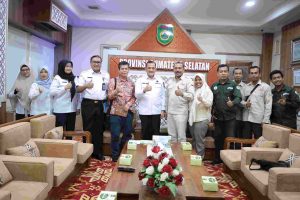 Edward Candra menerima Direktur Bank Sampah Indonesia dalam rangka Silaturahmi dan menyampaikan Proker dari Bank Sampah Induk Kota Palembang di Ruang Tamu Sekda Sumsel, Rabu, (8/1/2025).