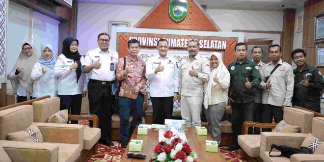 Edward Candra menerima Direktur Bank Sampah Indonesia dalam rangka Silaturahmi dan menyampaikan Proker dari Bank Sampah Induk Kota Palembang di Ruang Tamu Sekda Sumsel, Rabu, (8/1/2025).