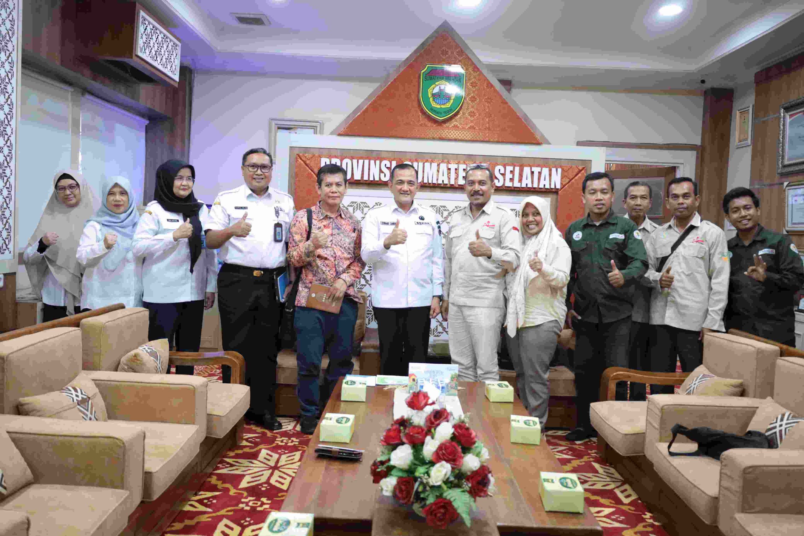 Edward Candra menerima Direktur Bank Sampah Indonesia dalam rangka Silaturahmi dan menyampaikan Proker dari Bank Sampah Induk Kota Palembang di Ruang Tamu Sekda Sumsel, Rabu, (8/1/2025).
