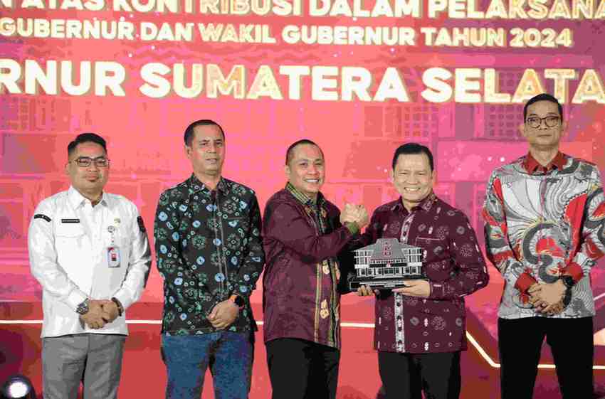 Pj. Gubernur Sumatera Selatan, Elen Setiadi, mendapatkan penghargaan dari Komisi Pemilihan Umum Daerah Provinsi Sumatera Selatan, karena terlibat dan berkontribusi dalam pelaksanaan pemilihan Gubernur serta Wakil Gubernur tahun 2024, di Ballroom Hotel Santika Premier Palembang, pada hari Senin malam, tanggal 20 Januari 2025. (BekisarMedia.id/Angga Putra)