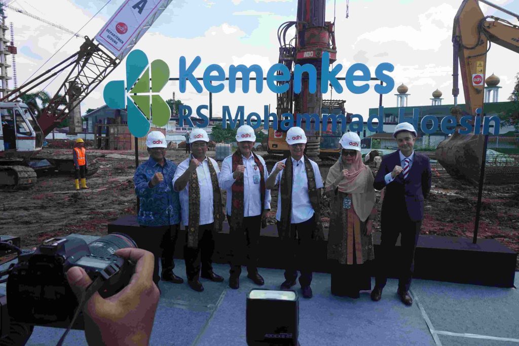 Edward Candra mendampingi Menteri Kesehatan RI Budi Gunadi Sadikin menghadiri Groundbreaking Contruction Work For Mohammad Hoesin Oncology Center Building Hospital di RSMH Palembang, Rabu (8/1/2025).