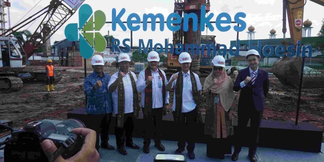 Edward Candra mendampingi Menteri Kesehatan RI Budi Gunadi Sadikin menghadiri Groundbreaking Contruction Work For Mohammad Hoesin Oncology Center Building Hospital di RSMH Palembang, Rabu (8/1/2025).