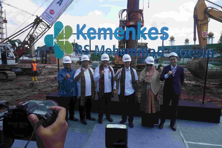 Edward Candra mendampingi Menteri Kesehatan RI Budi Gunadi Sadikin menghadiri Groundbreaking Contruction Work For Mohammad Hoesin Oncology Center Building Hospital di RSMH Palembang, Rabu (8/1/2025).