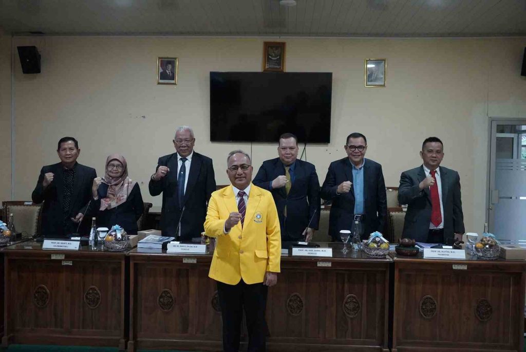 Sekretaris Daerah (Sekda) Kabupaten Musi Banyuasin (Muba), H. Apriyadi Mahmud,mengikuti rangkaian Ujian Akhir Disertasi (Tertutup) pada Program Studi Doktor Administrasi Publik pada Fakultas Ilmu Sosial Ilmu Politik (FISIP) Universitas Sriwijaya (UNSRI), hari Kamis, tanggal 23 Januari 2025, di Kampus Doktoral FISIP UNSRI, Palembang. (BekisarMedia.id/Dinkominfo Muba)
