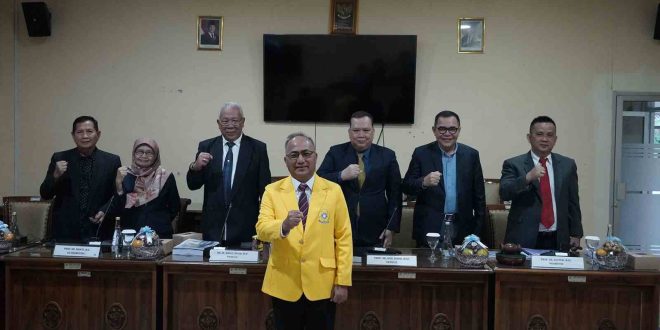 Sekretaris Daerah (Sekda) Kabupaten Musi Banyuasin (Muba), H. Apriyadi Mahmud,mengikuti rangkaian Ujian Akhir Disertasi (Tertutup) pada Program Studi Doktor Administrasi Publik pada Fakultas Ilmu Sosial Ilmu Politik (FISIP) Universitas Sriwijaya (UNSRI), hari Kamis, tanggal 23 Januari 2025, di Kampus Doktoral FISIP UNSRI, Palembang. (BekisarMedia.id/Dinkominfo Muba)