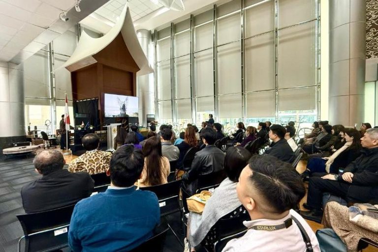 Suasana konferensi pers mini seri film dokumenter "Not Far from Home" Karya Martin Rustandi, tanggal 25 Januari 2025 di Indonesia Exhibition Centre, Kantor Dagang dan Ekonomi Indonesia (KDEI) Taipei (BEKISARMEDIA/RADIO TAIWAN INTERNATIONAL)
