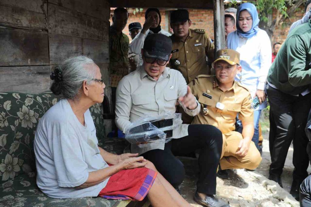 Wamendagri saat turun langsung bersama Pj Wali Kota Palembang membagikan rantang makanan kepada warga di sekitar Hotel Batiqa, Jalan A Rivai, Senin (13/1/2024) siang.