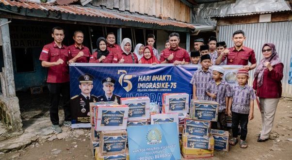 Imigrasi Palembang ketika Kunjungi Panti Asuhan dan Bagikan Makanan Bergizi Gratis.