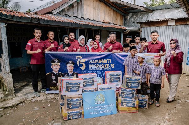 Imigrasi Palembang ketika Kunjungi Panti Asuhan dan Bagikan Makanan Bergizi Gratis.