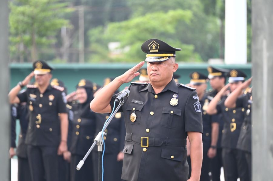 Kantor Imigrasi Kelas I TPI Palembang gelar upacara tabur bunga di Taman Makam Pahlawan Ksatria Ksetra Siguntang (23/1/2025).