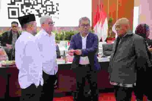 Dirjen Percepatan Pembangunan Daerah Tertinggal, Samsul Widodo, (pakai jas kedua dari kanan) dalam Rapat Koordinasi Terbatas Bidang Pangan di kompleks rumah jabatan Gubernur Provinsi Sulawesi Selatan (Angga/Humas Kemendes PDT)