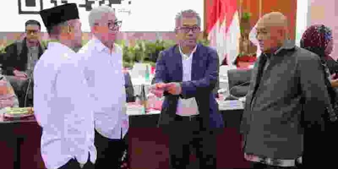 Dirjen Percepatan Pembangunan Daerah Tertinggal, Samsul Widodo, (pakai jas kedua dari kanan) dalam Rapat Koordinasi Terbatas Bidang Pangan di kompleks rumah jabatan Gubernur Provinsi Sulawesi Selatan (Angga/Humas Kemendes PDT)