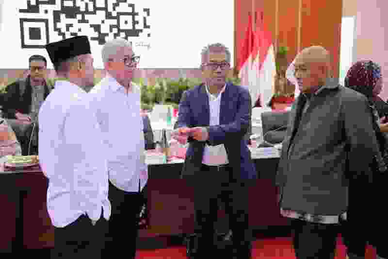 Dirjen Percepatan Pembangunan Daerah Tertinggal, Samsul Widodo, (pakai jas kedua dari kanan) dalam Rapat Koordinasi Terbatas Bidang Pangan di kompleks rumah jabatan Gubernur Provinsi Sulawesi Selatan (Angga/Humas Kemendes PDT)