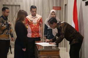 Kepala Divisi Pelayanan Hukum (Kadiv Yankum) Kantor Wilayah Kementerian Hukum Sumatera Selatan (Kanwil Kemenkum Sumsel), Alkana Yudha, melantik notaris pengganti.
