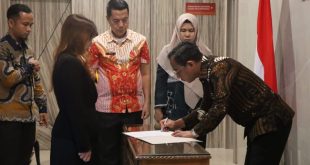 Kepala Divisi Pelayanan Hukum (Kadiv Yankum) Kantor Wilayah Kementerian Hukum Sumatera Selatan (Kanwil Kemenkum Sumsel), Alkana Yudha, melantik notaris pengganti.