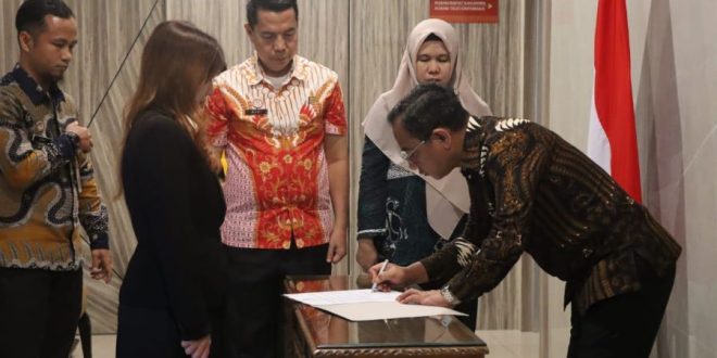 Kepala Divisi Pelayanan Hukum (Kadiv Yankum) Kantor Wilayah Kementerian Hukum Sumatera Selatan (Kanwil Kemenkum Sumsel), Alkana Yudha, melantik notaris pengganti.
