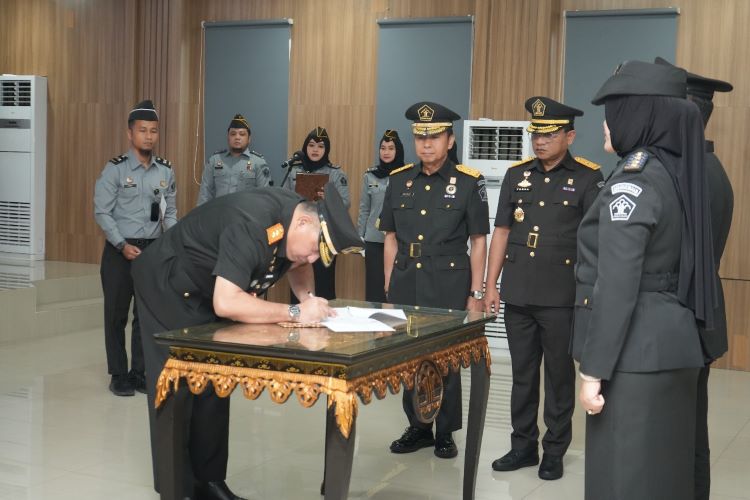 Kepala Kantor Wilayah Kementerian Hukum Sumatera Selatan, Agato P P Simamora, memimpin Pengambilan Sumpah Jabatan dan Pelantikan Pejabat Manajerial.
