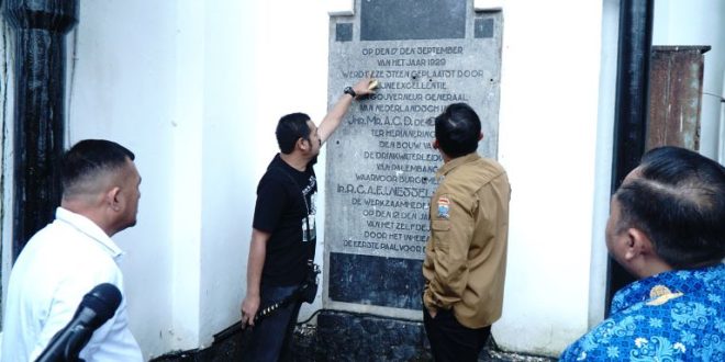 Penemuan prasasti kuno peninggalan belanda di kantor Wali Kota Palembang, Jumat 17 Januari 2025. (rasti)