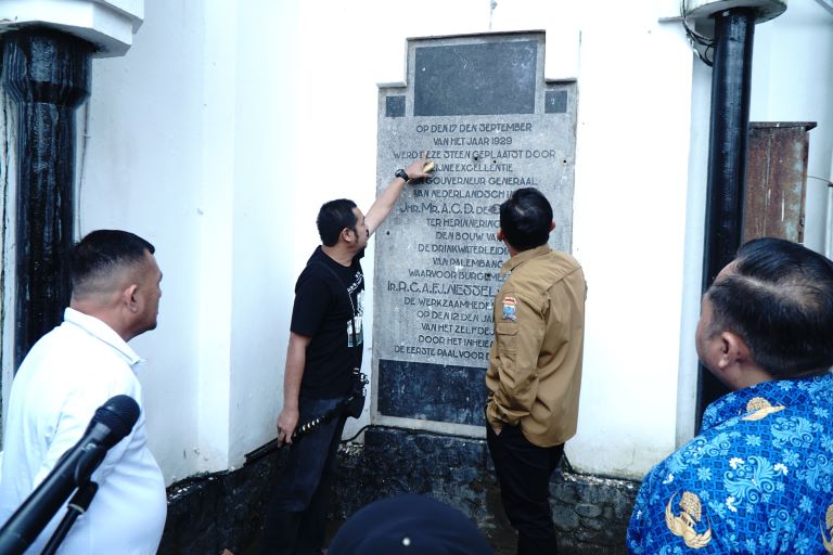 Penemuan prasasti kuno peninggalan belanda di kantor Wali Kota Palembang, Jumat 17 Januari 2025. (rasti)