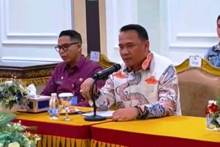 Ketua Dewan Perwakilan Rakyat Daerah (DPRD) Provinsi Sumatera Selatan (Sumsel), Andie Dinialdie, menerima Penyerahan Laporan Hasil Pemeriksaan (LHP) Kinerja atas pengelolaan Anggaran Pendapatan dan Belanja Daerah (APBD), dalam rangka mendukung Pembangunan Nasional Tahun Anggaran 2023 hingga Semester 1 Tahun 2024, pada Pemerintah Provinsi Sumsel. (BEKISARMEDIA/SIKUMBANG)