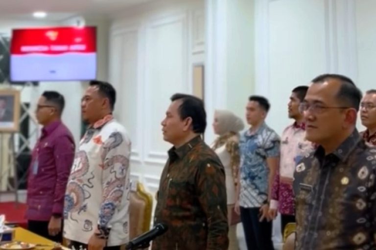 Ketua Dewan Perwakilan Rakyat Daerah (DPRD) Provinsi Sumatera Selatan (Sumsel), Andie Dinialdie, menerima Penyerahan Laporan Hasil Pemeriksaan (LHP) Kinerja atas pengelolaan Anggaran Pendapatan dan Belanja Daerah (APBD), dalam rangka mendukung Pembangunan Nasional Tahun Anggaran 2023 hingga Semester 1 Tahun 2024, pada Pemerintah Provinsi Sumsel. (BEKISARMEDIA/SIKUMBANG)