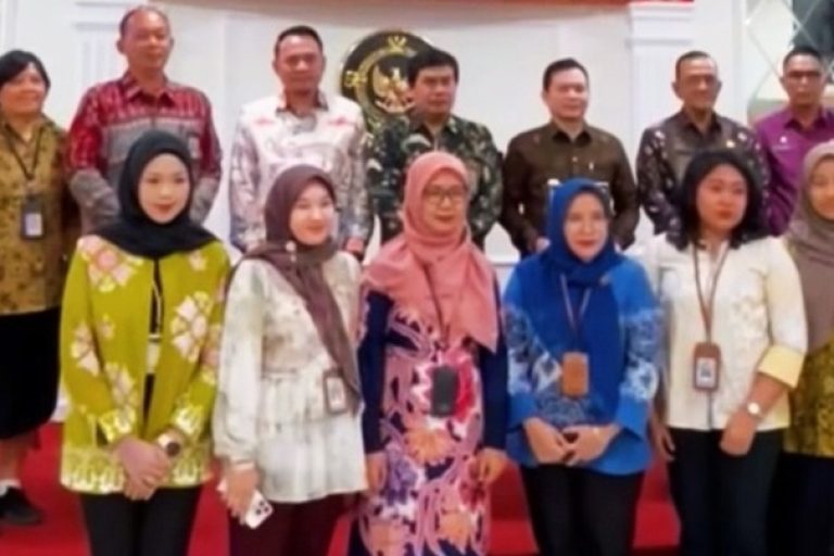Ketua Dewan Perwakilan Rakyat Daerah (DPRD) Provinsi Sumatera Selatan (Sumsel), Andie Dinialdie, menerima Penyerahan Laporan Hasil Pemeriksaan (LHP) Kinerja atas pengelolaan Anggaran Pendapatan dan Belanja Daerah (APBD), dalam rangka mendukung Pembangunan Nasional Tahun Anggaran 2023 hingga Semester 1 Tahun 2024, pada Pemerintah Provinsi Sumsel. (BEKISARMEDIA/SIKUMBANG)