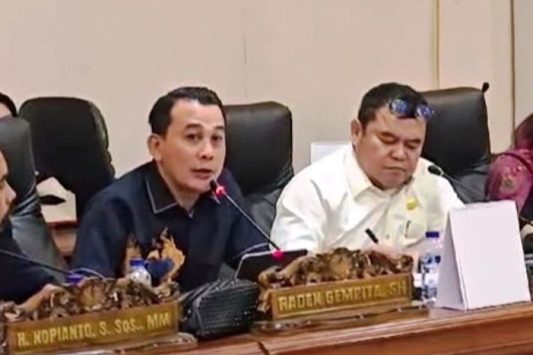 Pimpinan dan Anggota DPRD Sumsel saat menerima audiensi Forum Masyarakat Desa Talang Kemang Bersatu, di Kantor DPRD Sumsel, tanggal 9 Januari 2025. (BEKISARMEDIA/SIKUMBANG)