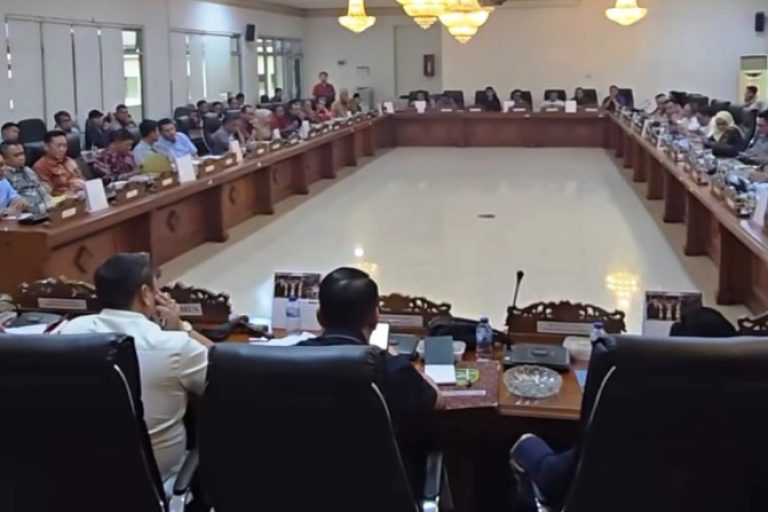 Pimpinan dan Anggota DPRD Sumsel saat menerima audiensi Forum Masyarakat Desa Talang Kemang Bersatu, di Kantor DPRD Sumsel, tanggal 9 Januari 2025. (BEKISARMEDIA/SIKUMBANG)