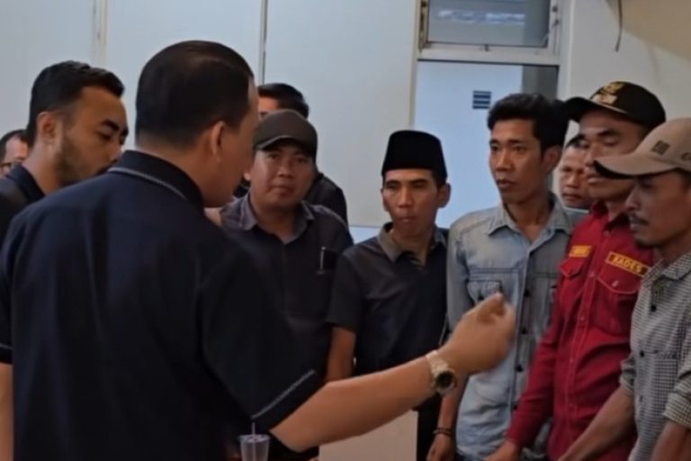 Pimpinan dan Anggota DPRD Sumsel saat menerima audiensi Forum Masyarakat Desa Talang Kemang Bersatu, di Kantor DPRD Sumsel, tanggal 9 Januari 2025. (BEKISARMEDIA/SIKUMBANG)