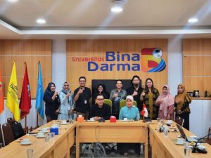 Perwakilan dari Bank Mega Syariah bersama Perwakilan Universiats Bina Darma. (BekisarMedia.id/Humas Universitas Bina Darma)