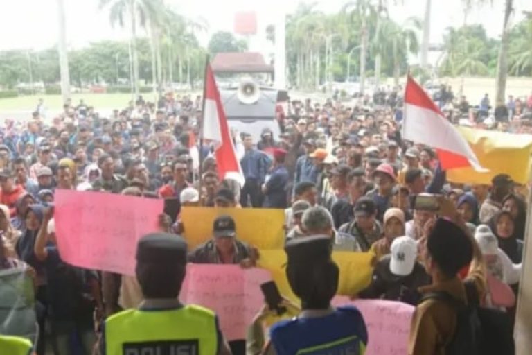 Aksi damai dari Forum Masyarakat Desa Talang Kemang Bersatu, pada hari Senin, tanggal 6 Januari 2025. (BEKISARMEDIA/SIKUMBANG)
