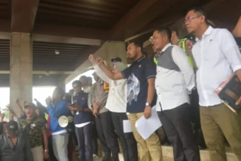 Anggota Dewan Perwakilan Rakyat Daerah (DPRD) Provinsi Sumatera Selatan (Sumsel) menerima aksi damai dari Forum Masyarakat Desa Talang Kemang Bersatu, pada hari Senin, tanggal 6 Januari 2025. (BEKISARMEDIA/SIKUMBANG)