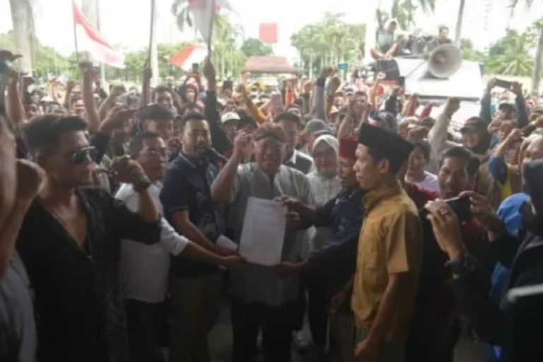 Anggota Dewan Perwakilan Rakyat Daerah (DPRD) Provinsi Sumatera Selatan (Sumsel) menerima aksi damai dari Forum Masyarakat Desa Talang Kemang Bersatu, pada hari Senin, tanggal 6 Januari 2025. (BEKISARMEDIA/SIKUMBANG)