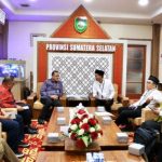 Edward Candra, saat menerima Ketua Pengurus EWI Sumsel, Muksin, di Ruang Tamu Sekda Sumsel, pada hari Jum'at, tanggal 24 Januari 2025. (BekisarMedia.id/Angga Putra)