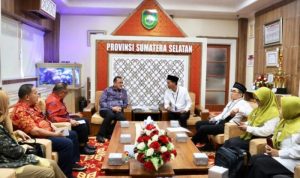 Edward Candra, saat menerima Ketua Pengurus EWI Sumsel, Muksin, di Ruang Tamu Sekda Sumsel, pada hari Jum'at, tanggal 24 Januari 2025. (BekisarMedia.id/Angga Putra)