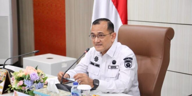 Sekretaris Daerah (Sekda) Provinsi Sumatera Selatan (Sumsel), Drs. H. Edward Candra, M.H., memimpin rapat Pembukaan Desk Penyusunan Indikator Kinerja Kunci (IKK) Laporan Penyelenggaraan Pemerintah Daerah (LPPD) Tahun 2024 di Ruang Rapat Bina Praja, pada hari Rabu pagi, tanggal 22 Januari 2025. (BekisarMedia.id/Angga Putra)
