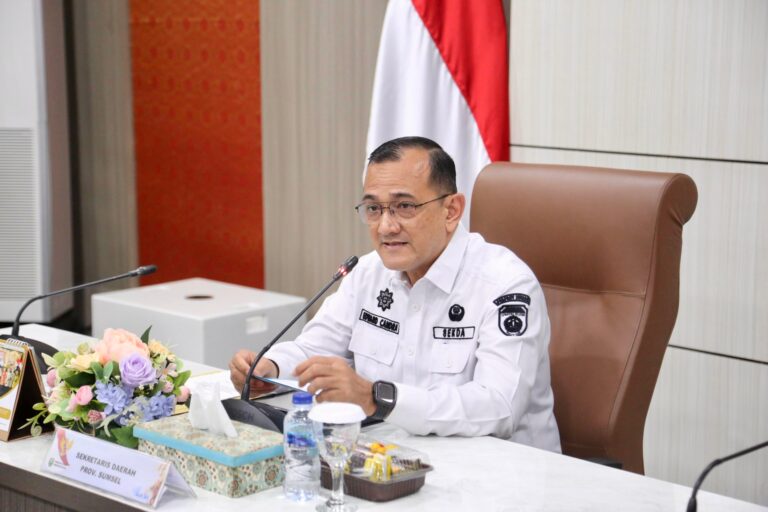 Sekretaris Daerah (Sekda) Provinsi Sumatera Selatan (Sumsel), Drs. H. Edward Candra, M.H., memimpin rapat Pembukaan Desk Penyusunan Indikator Kinerja Kunci (IKK) Laporan Penyelenggaraan Pemerintah Daerah (LPPD) Tahun 2024 di Ruang Rapat Bina Praja, pada hari Rabu pagi, tanggal 22 Januari 2025. (BekisarMedia.id/Angga Putra)