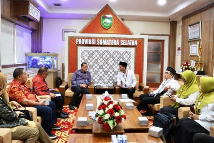 Edward Candra, saat menerima Ketua Pengurus EWI Sumsel, Muksin, di Ruang Tamu Sekda Sumsel, pada hari Jum'at, tanggal 24 Januari 2025. (BekisarMedia.id/Angga Putra)